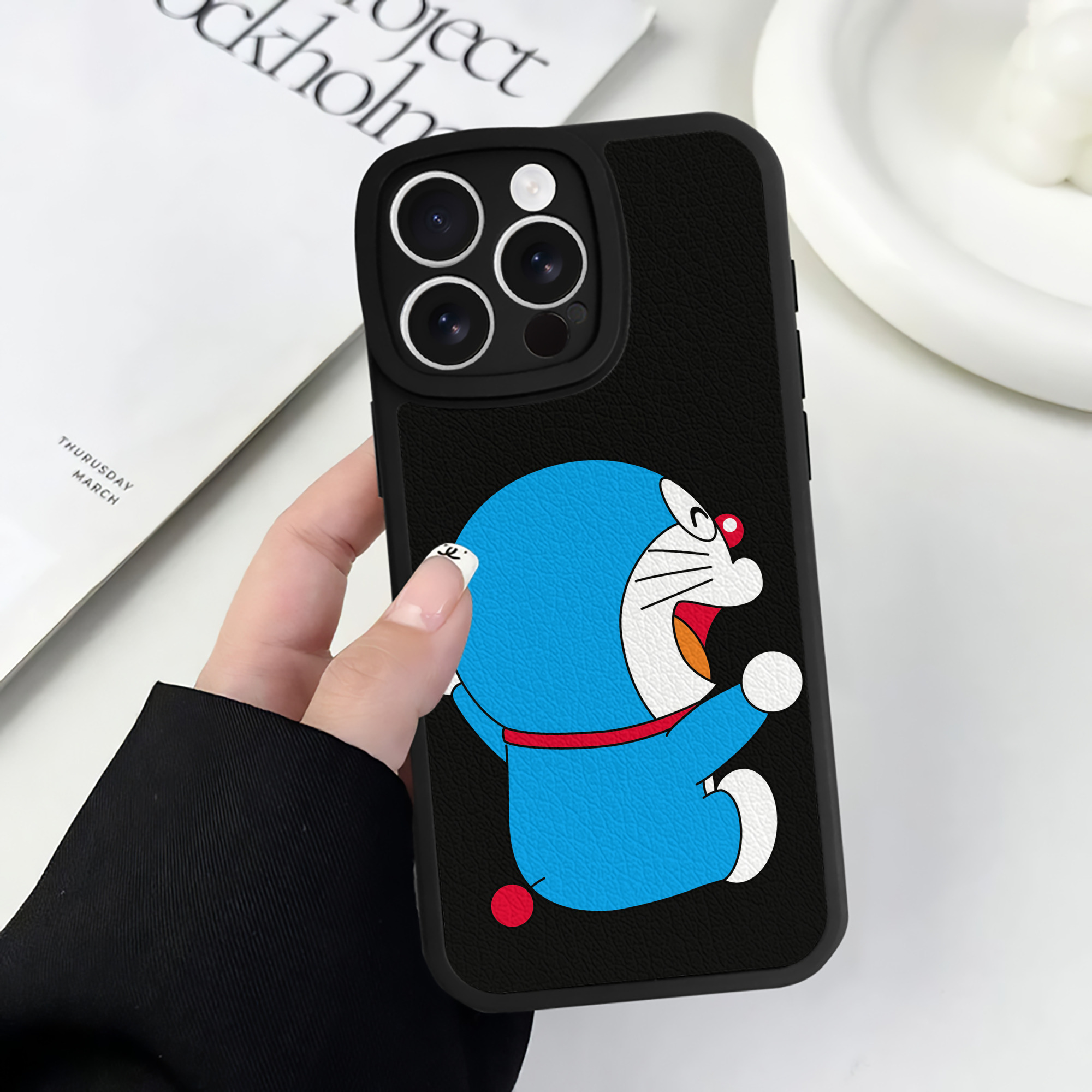 （画像用） ドラえもん Doraemon 【iPhone 16シリーズ対応】シリコンスマホケース（レザー調） 材質：シリコン